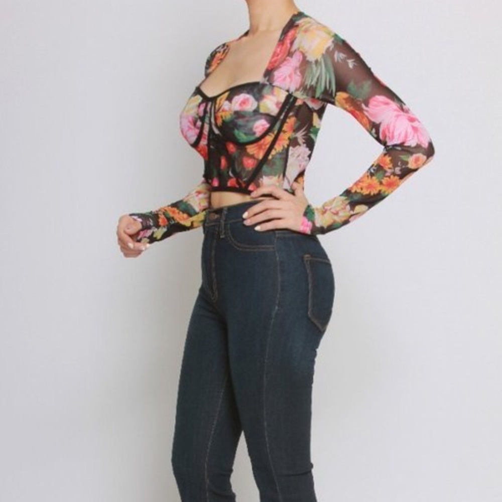 ✨ALL APPAREL $10✨Flower Print Mesh Crop Top - Picture 3 of 6